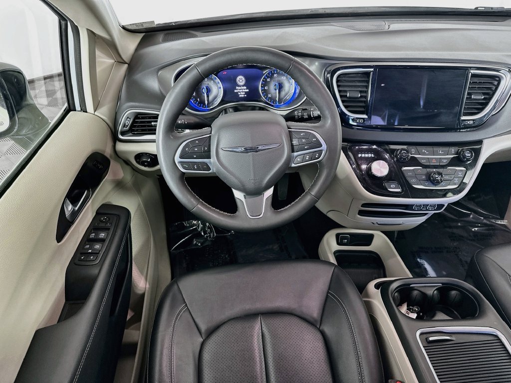 Certified 2024 Chrysler Pacifica Touring-L FWD image 32