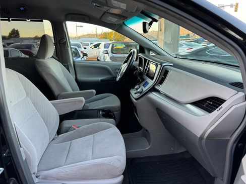 Used 2017 Toyota Sienna LE FWD image 11