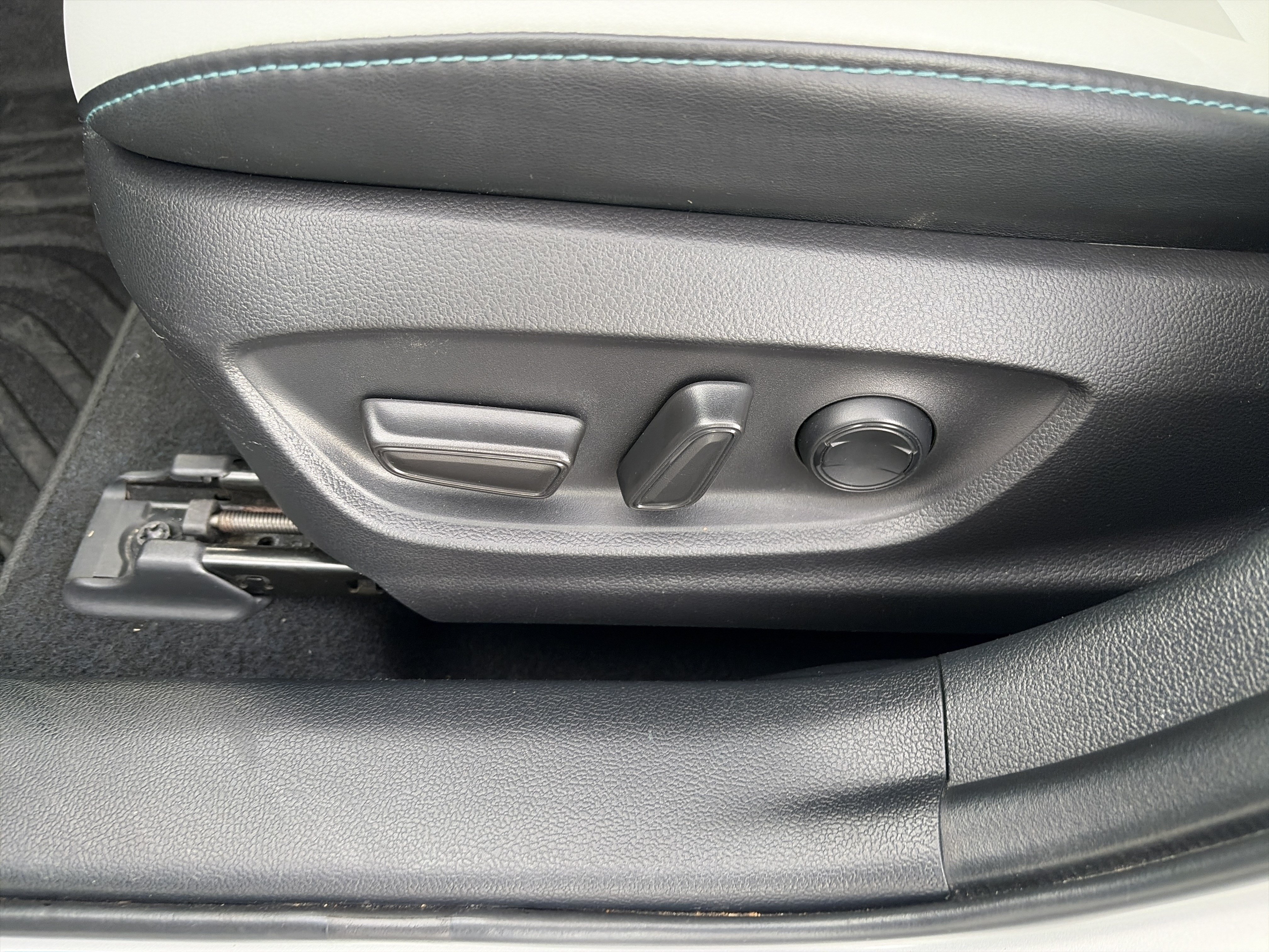 Used 2019 Toyota Prius Prime Premium FWD image 15