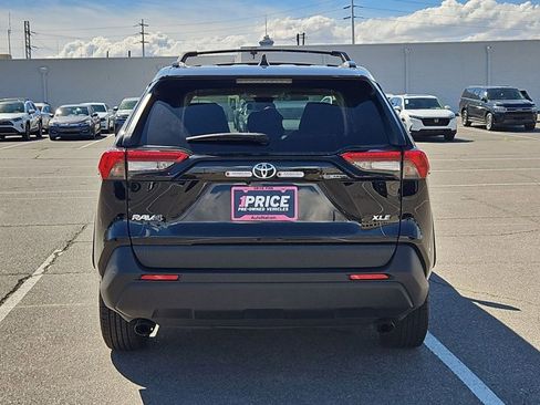 Used 2023 Toyota RAV4 XLE w/ Convenience Package image 7
