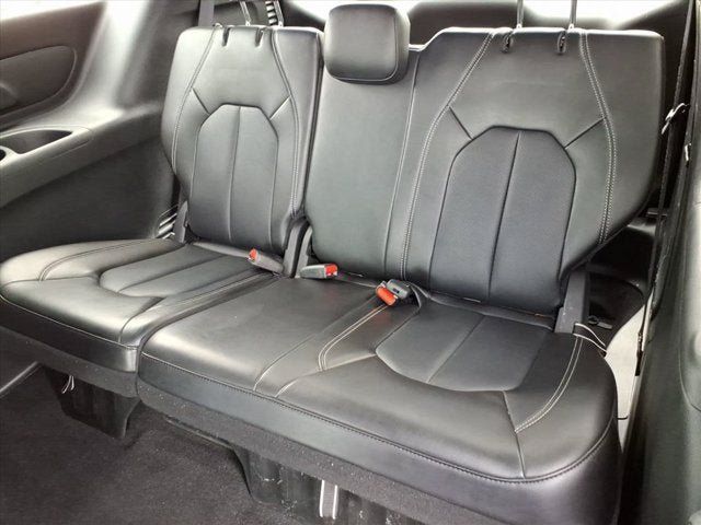Used 2025 Chrysler Pacifica Select FWD image 12