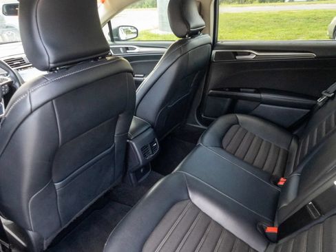 Used 2017 Ford Fusion SE w/ Equipment Group 201A FWD image 6