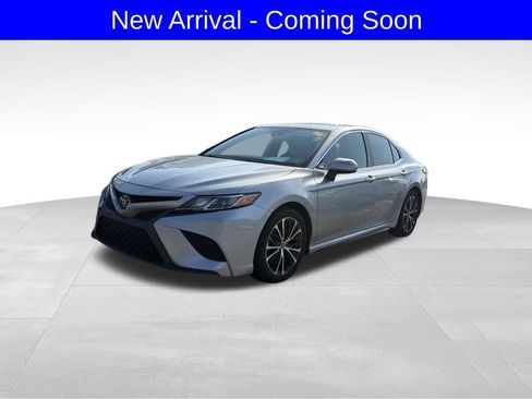 Used 2019 Toyota Camry SE FWD image 2