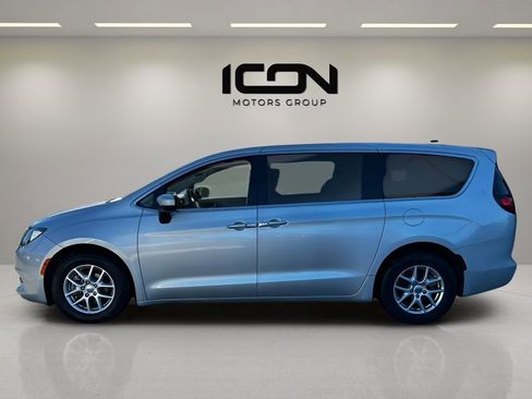 Used 2023 Chrysler Voyager LX image 2