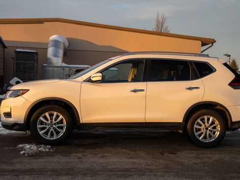 Used 2018 Nissan Rogue SV image 4