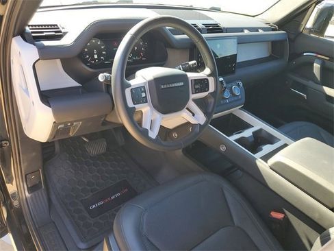 Used 2025 Land Rover Defender 110 S image 4