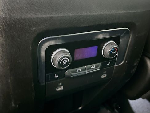 Used 2023 Chevrolet Suburban Premier image 27