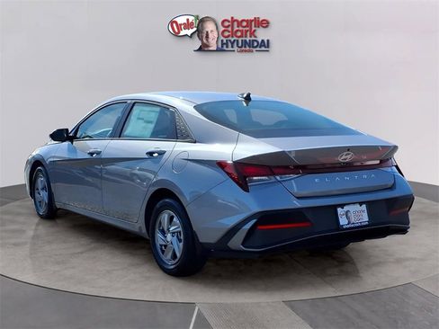 New 2026 Hyundai Elantra SE image 3