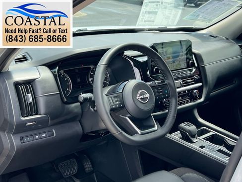 Used 2025 Nissan Pathfinder SL FWD image 6