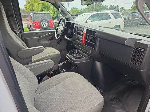 Used 2019 Chevrolet Express 2500 RWD image 8