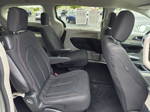 Used 2020 Chrysler Pacifica Touring w/ Advanced Safetytec Group FWD image 20