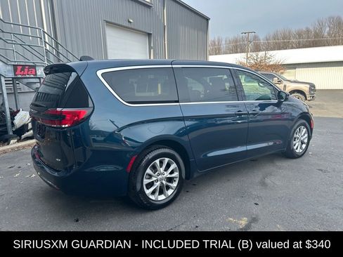 Used 2025 Chrysler Pacifica Select AWD/4WD image 3