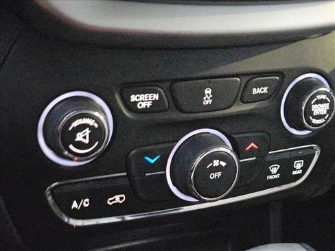 Used 2017 Jeep Cherokee Latitude w/ Safety/Convenience Group image 15