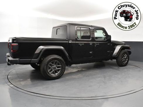 Used 2024 Jeep Gladiator Sport image 6
