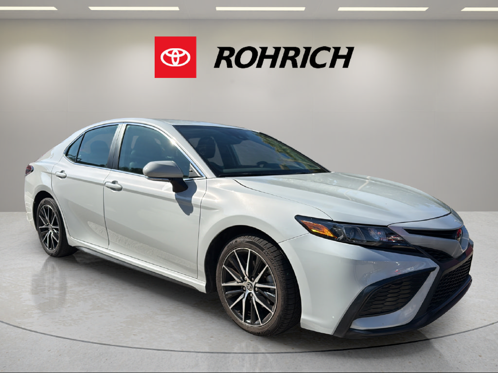 Used 2024 Toyota Camry SE FWD image 2