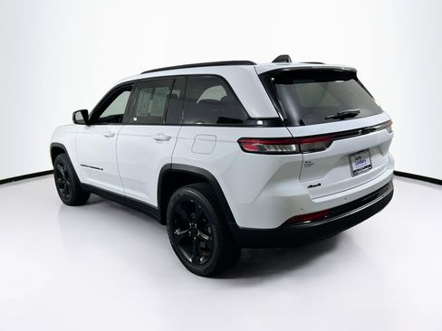 Used 2023 Jeep Grand Cherokee Altitude image 7