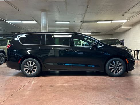 New 2026 Chrysler Pacifica Select image 6