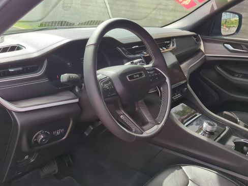 Used 2025 Jeep Grand Cherokee Limited AWD/4WD image 12