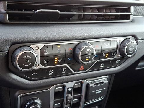 Used 2024 Jeep Gladiator Rubicon w/ Technology Group image 17