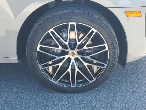 Used 2025 Porsche Macan image 14