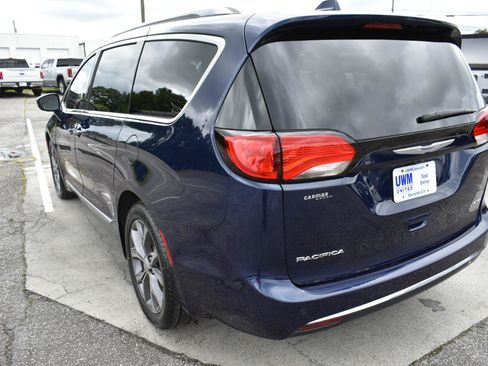 Used 2019 Chrysler Pacifica Limited w/ Tire & Wheel Group FWD image 8
