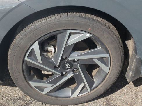 Certified 2025 Hyundai Elantra Sport FWD image 9