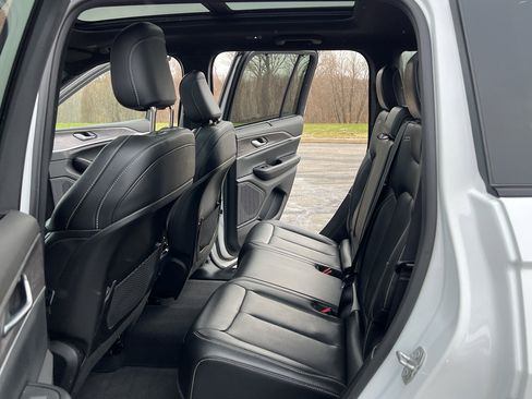 Used 2024 Jeep Grand Cherokee Limited w/ Luxury Tech Group II image 37