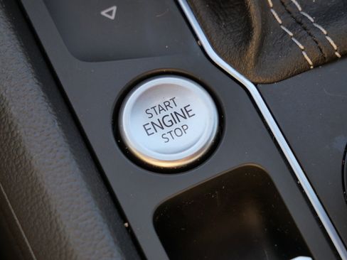 Certified 2022 Volkswagen Atlas Cross Sport SE image 27