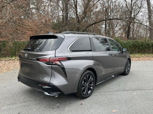 Used 2022 Toyota Sienna XSE image 2