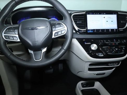 Used 2023 Chrysler Pacifica Touring-L image 28