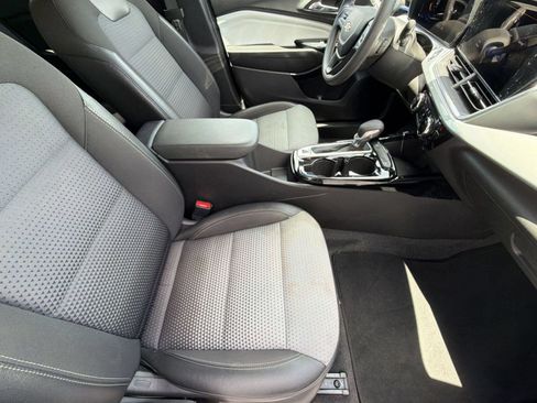 Used 2025 Chevrolet Trax LT FWD image 27