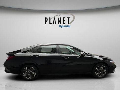 Certified 2025 Hyundai Elantra Limited FWD image 8