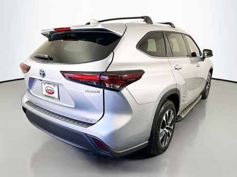 Certified 2024 Toyota Highlander XLE image 5