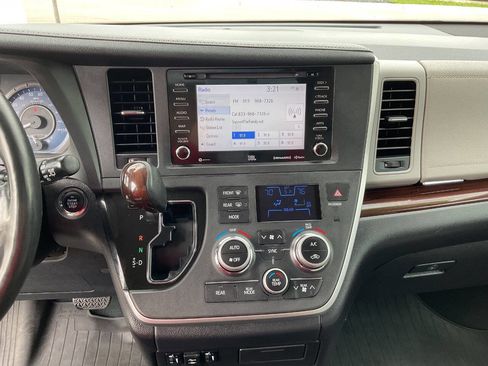 Used 2020 Toyota Sienna Limited Premium w/ Protection Package FWD image 26