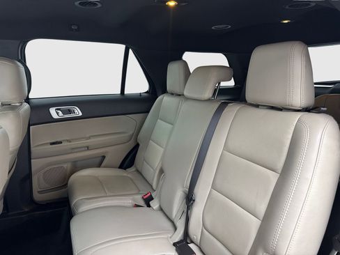 Used 2014 Ford Explorer XLT w/ Equipment Group 202A AWD/4WD image 35