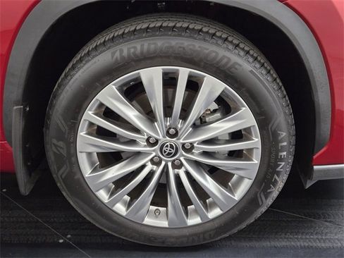 Used 2023 Toyota Highlander Platinum image 9