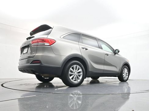 Used 2017 Kia Sorento FWD image 39