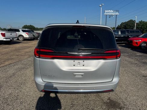 Used 2023 Chrysler Pacifica Touring-L FWD image 6
