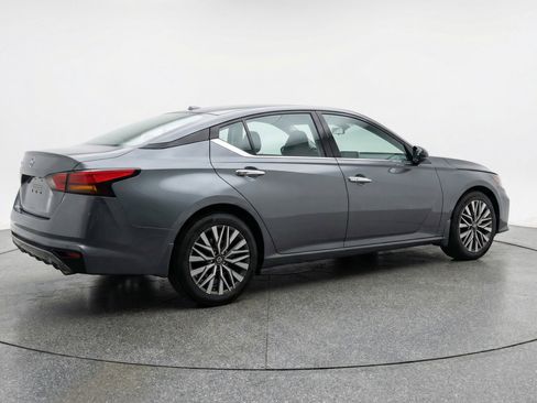 Used 2025 Nissan Altima 2.5 SV FWD image 9