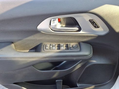 Certified 2025 Chrysler Pacifica Limited FWD image 6