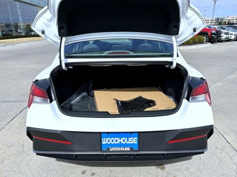 Used 2025 Hyundai Elantra SE image 23