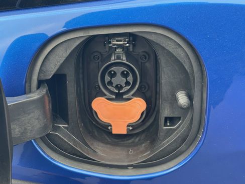 Used 2019 Chevrolet Bolt Premier w/ Infotainment Package FWD image 29
