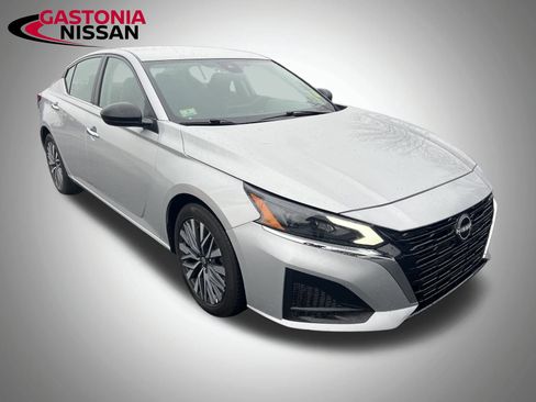 Used 2024 Nissan Altima 2.5 SV image 2