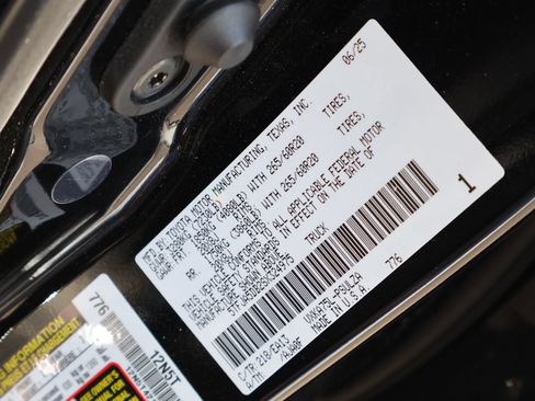 Used 2025 Toyota Tundra Limited AWD/4WD image 29