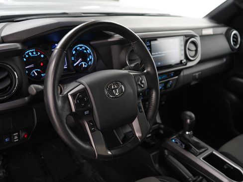 Used 2020 Toyota Tacoma TRD Sport AWD/4WD image 19