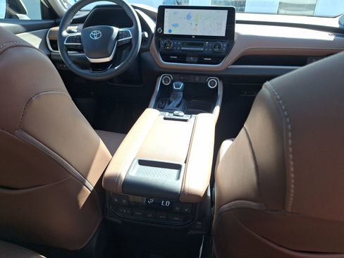 Used 2024 Toyota Grand Highlander Platinum image 34