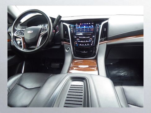 Used 2020 Cadillac Escalade ESV Premium Luxury image 16