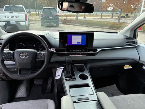 New 2026 Toyota Sienna LE image 18