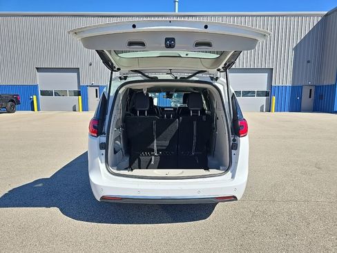 Used 2024 Chrysler Pacifica Touring-L image 5
