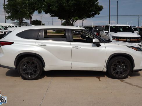 Used 2022 Toyota Highlander L FWD image 2